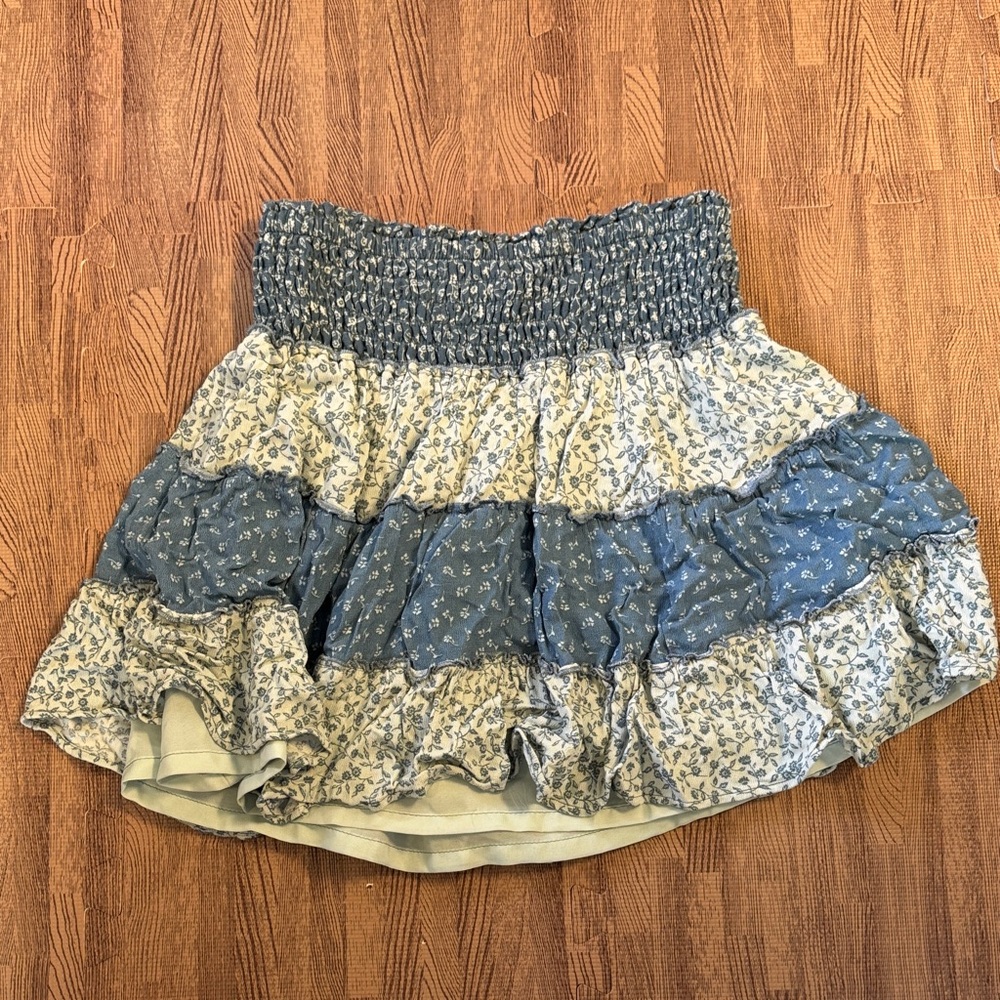 AMERICAN EAGLE WHITE AND BLUE FLORAL MINI SKIRT SIZE XS